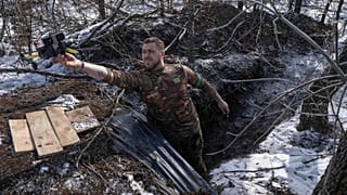Σε αυτή τη φωτογραφία που παραχωρήθηκε από την υπηρεσία Τύπου της 93ης Μηχανοκίνητης Ταξιαρχίας της Ουκρανίας, ένας Ουκρανός στρατιώτης εκτοξεύει ένα μη επανδρωμένο αεροσκάφος από ένα καταφύγιο στο μερικώς κατεχόμενο Τορέτσκ