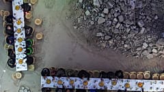 Die Bewohner versammeln sich am ersten Tag des Ramadan zum Fastenbrechen, das von der Türkischen Stiftung für Humanitäre Hilfe (IHH) organisiert wird.