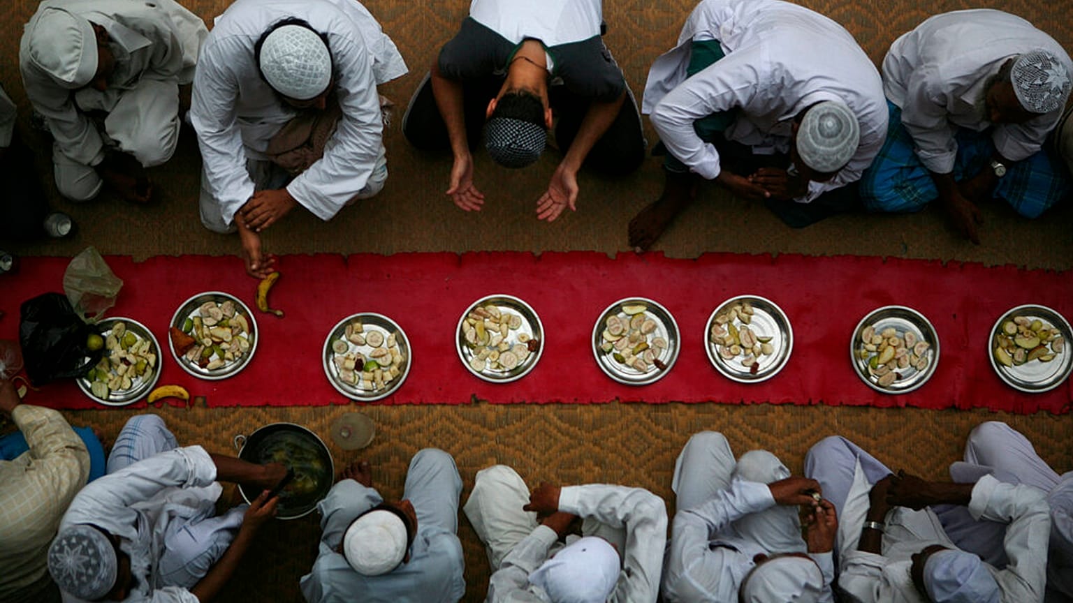 Wyznawcy islamu rozpoczynają miesięczny post - ramadan.