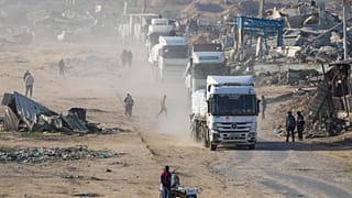 شاحنات تحمل مساعدات إنسانية تدخل قطاع غزة من مصر إلى مدينة رفح جنوب قطاع غزة، الأربعاء، 12 فبراير/شباط 2025