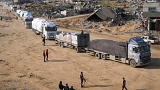 ARCHIVO - Camiones con ayuda humanitaria entran en la Franja de Gaza desde Egipto en la ciudad de Rafah, en el sur de Gaza, el miércoles 12 de febrero de 2025