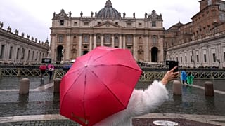 Fiéis na Praça de São Pedro, no Vaticano.