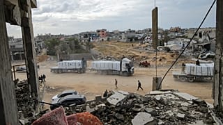 Φορτηγά με ανθρωπιστική βοήθεια εισέρχονται από το πέρασμα Κερέμ Σαλόμ από την Αίγυπτο στη Γάζα, 22 Ιανουαρίου 2025