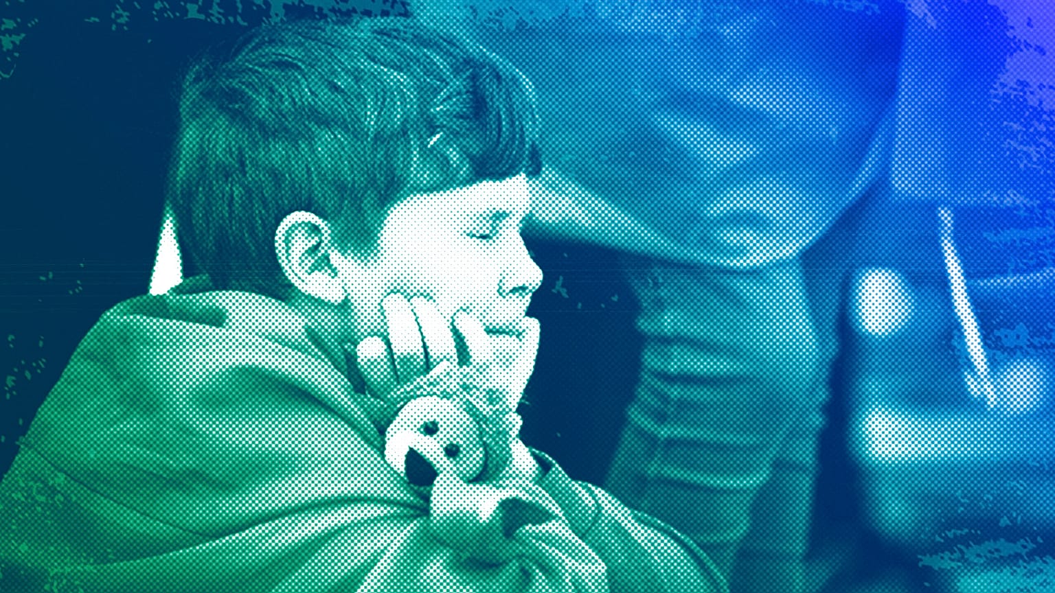 Un niño reacciona ante los sonidos de un ataque aéreo emitidos por los altavoces durante una representación artística de la vida de los civiles ucranianos durante la guerra.