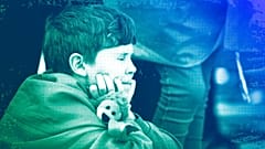 Savaş sırasında Ukraynalı sivillerin yaşamının sanatsal bir tasviri sırasında hoparlörlerden çalınan hava saldırısı seslerine bir çocuk tepki veriyor, Bükreş, 24 Şubat 2024