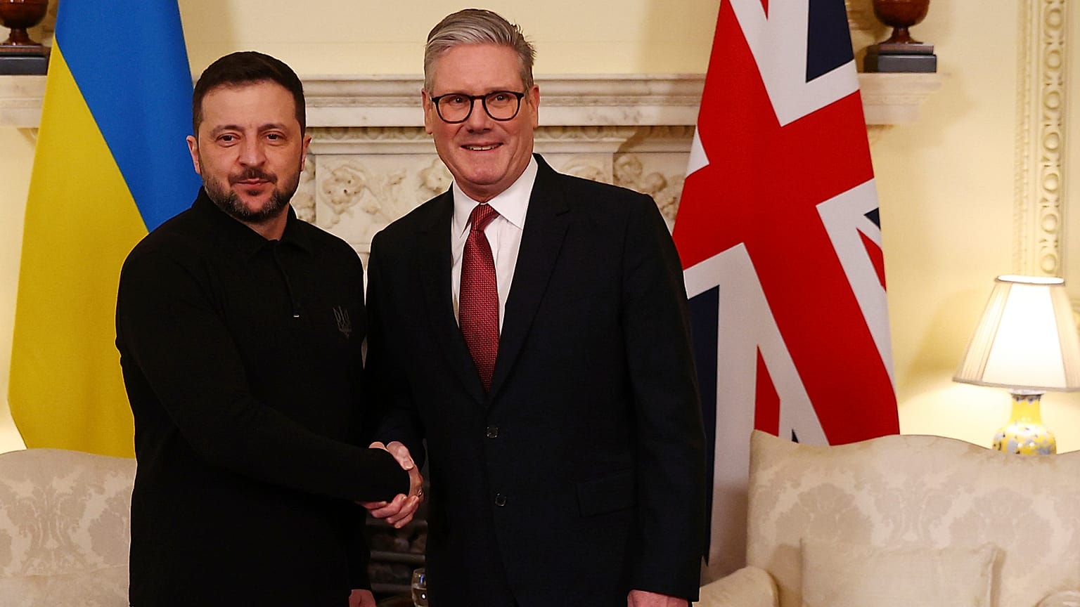 O primeiro-ministro britânico Keir Starmer, à direita, cumprimenta o presidente ucraniano Volodymyr Zelenskyy, à esquerda, para uma reunião em 10 Downing Street, em Londres, no sábado, 1 de março de 2025