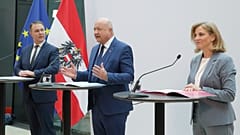 лидеры устрийских партий Кристиан Штокер из Народной партии, Андреас Баблер из Социал-демократической партии и Беате Майнл-Райзингер из NEOS