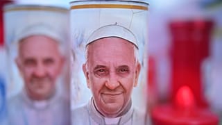 شموع عليها صورة البابا فرانسيس في عيادة أغوستينو جيميلي في روما، الجمعة 28 فبراير 2025، حيث يرقد الحبر الأعظم في المستشفى منذ الجمعة 14 فبراير.