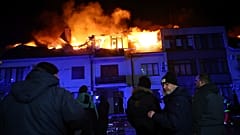Ein Wohnhaus geriet bei einem russischen Drohnenangriff auf ein Wohnviertel in Saporischschja in Brand - Samstag, 1. März 2025