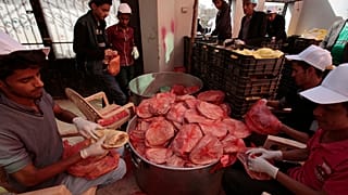 متطوعون يمنيون يقومون بإعداد حصص غذائية لتوزيعها على الأسر الفقيرة خلال شهر رمضان المبارك، في صنعاء، اليمن، السبت 11 يونيو 2016.