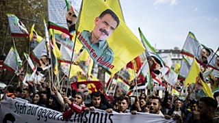 Öcalan PKK-vezér szabadon bocsátásáért tüntető kurdok Düsseldorfban