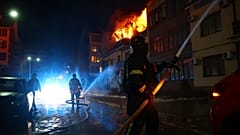 Спасатели тушат пожар в жилом квартале Запорожья, возникший в результате удара российского беспилотника по жилому району 1 марта 2025 г.