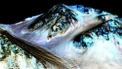 Son zamanlarda araştırmacılar Mars'ın Hale kraterindeki yamaçlarda hidratlı tuzlar tespit ederek arazideki çizgilerin sıvı su tarafından oluşturulduğu hipotesini güçlendirdi