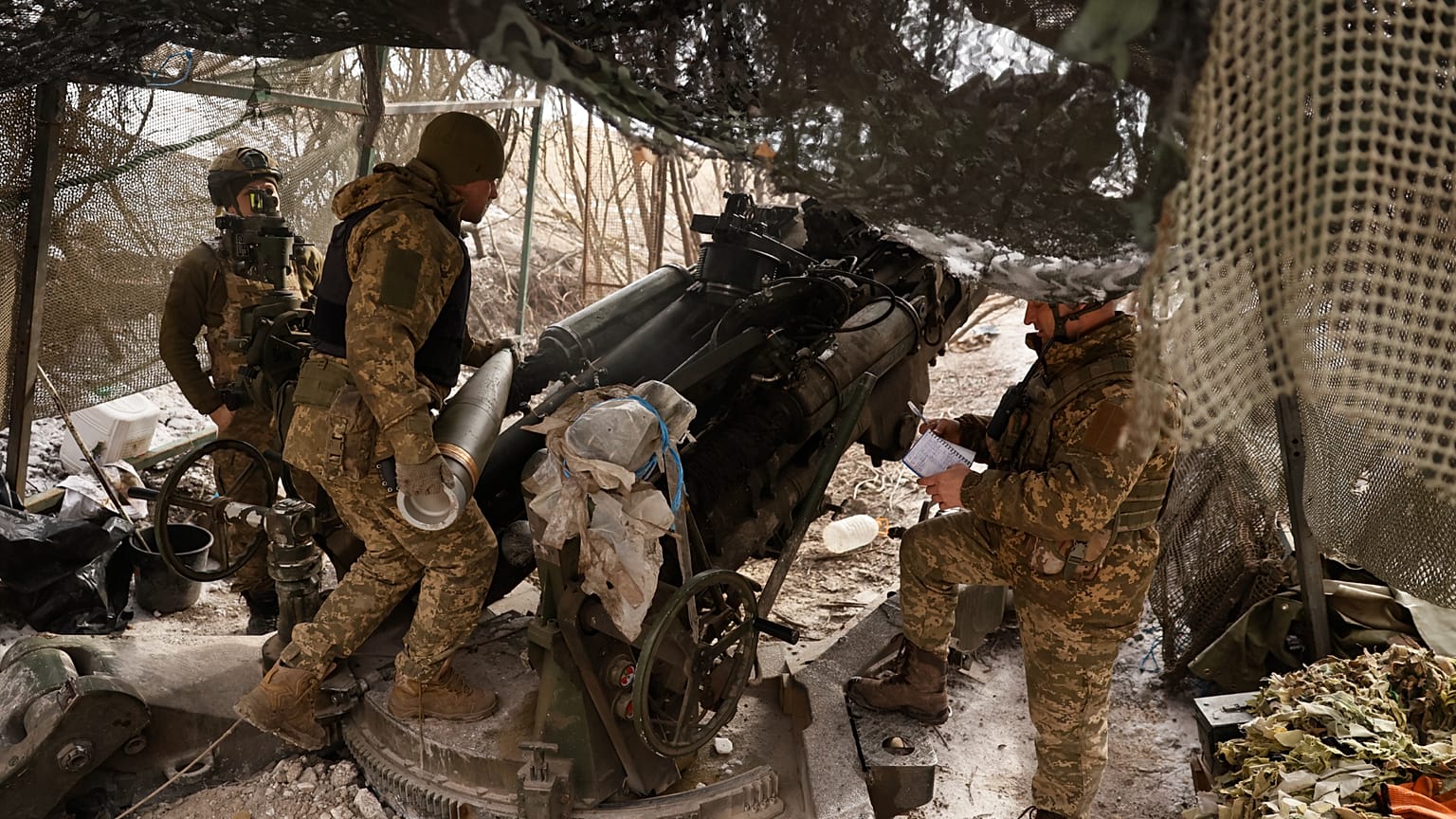 Des militaires ukrainiens tirent un obusier M777 en direction des positions russes sur la ligne de front près de Donetsk, en Ukraine, le dimanche 2 mars 2025.