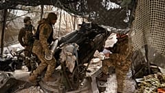 Des militaires ukrainiens tirent un obusier M777 en direction des positions russes sur la ligne de front près de Donetsk, en Ukraine, le dimanche 2 mars 2025.