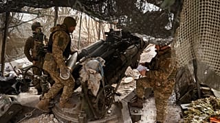 Des militaires ukrainiens tirent un obusier M777 en direction des positions russes sur la ligne de front près de Donetsk, en Ukraine, le dimanche 2 mars 2025.