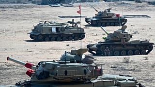 دبابات مصرية تقف في حالة تأهب بالقرب من معبر رفح الحدودي بين مصر وقطاع غزة، الاثنين، 9 سبتمبر/أيلول 2024