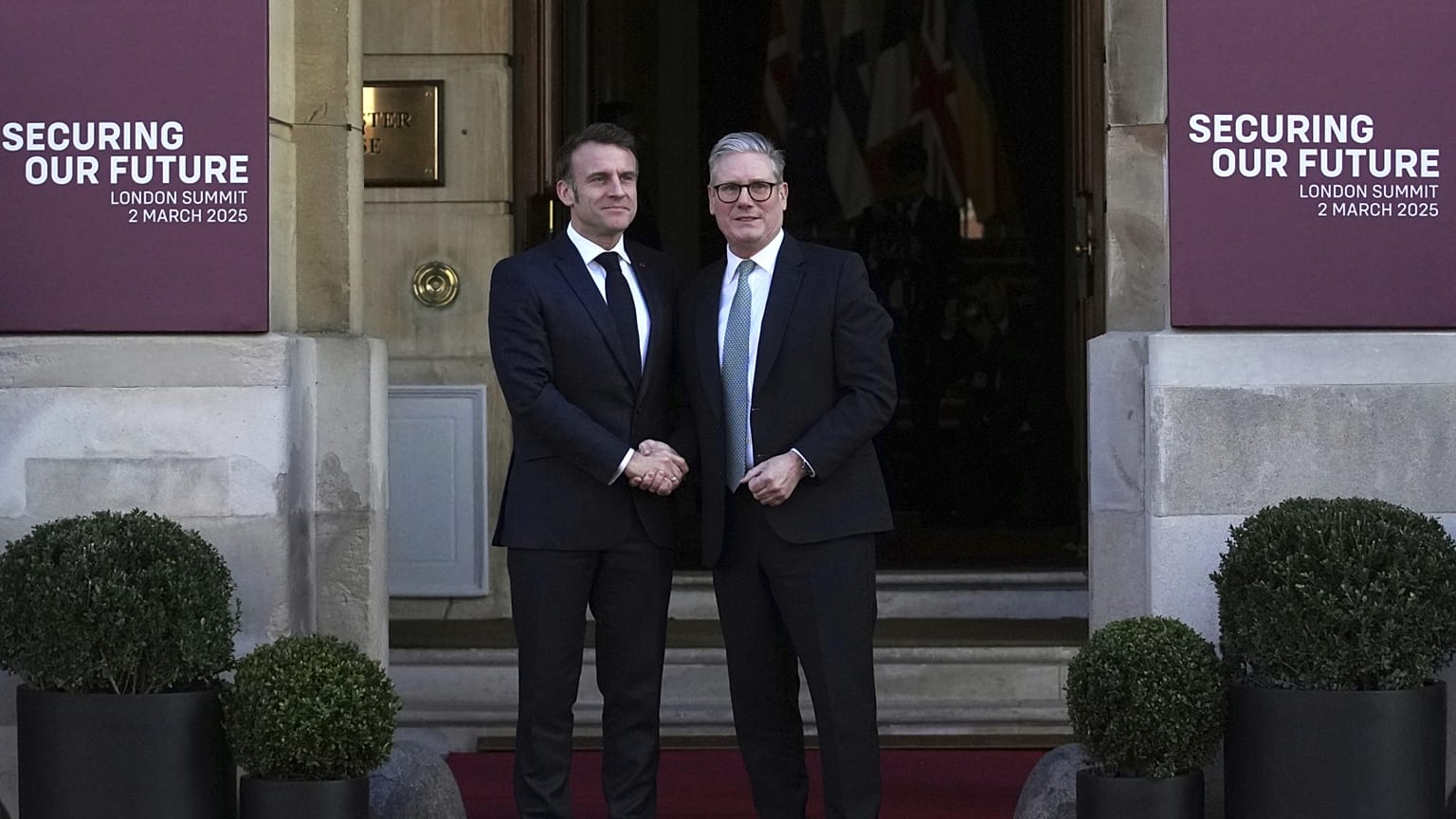 Starmer és Macron az európai vezetők londoni csúcstalálkozóján