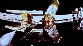 Prywatny lądownik księżycowy Blue Ghost po dotknięciu powierzchni Księżyca ze specjalną przesyłką dla NASA w niedzielę 2 marca 2025 r. 