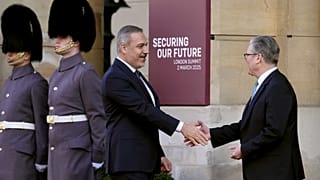 İngiltere'nin başkenti Londra'da düzenlenen zirve kapsamında bir araya gelen Dışişleri Bakanı Hakan Fidan (solda) ve İngiltere Başbakanı Keir Starmer el sıkışıyor, 2 Mart 2025