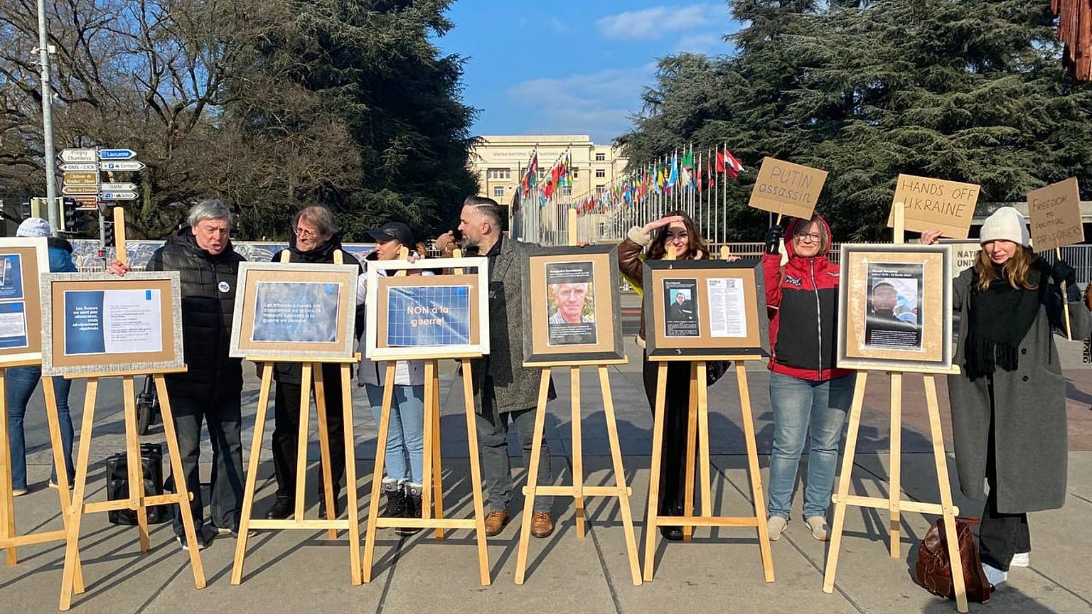 Участники акции протеста в Женеве, организованной ассоциацией "Россия Будущего" на площади Наций в Женеве, 1 марта 2025 г.