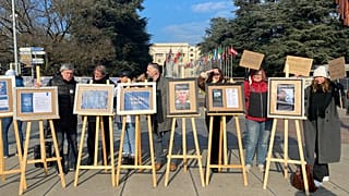 Участники акции протеста в Женеве, организованной ассоциацией "Россия Будущего" на площади Наций в Женеве, 1 марта 2025 г.