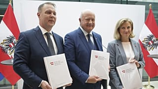 Az SPÖ, a Néppárt és a NEOS vezetője az új koalíció kormányprogramjával