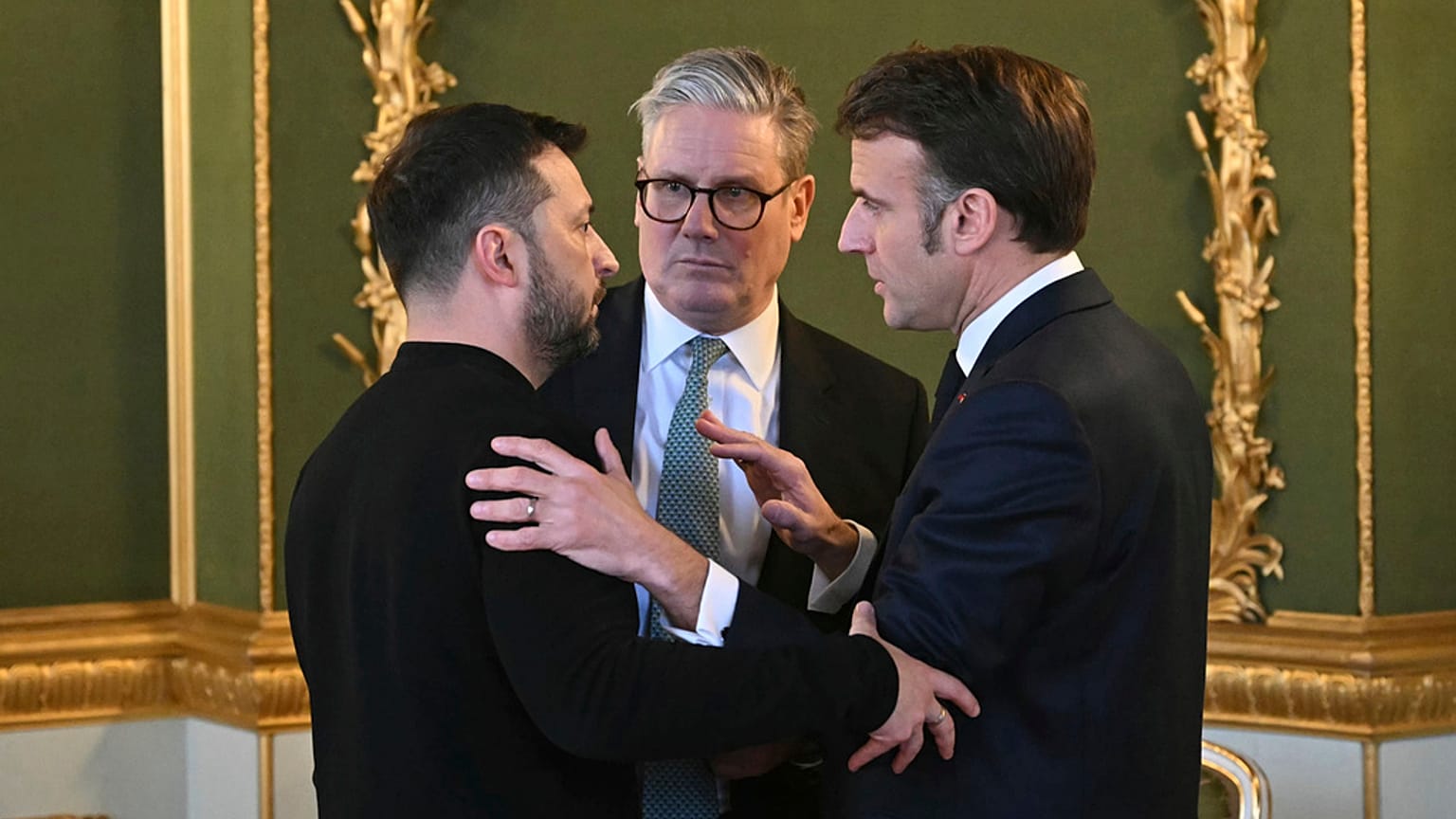 O presidente francês, o primeiro-ministro britânico e o presidente ucraniano na cimeira de Londres sobre a Ucrânia