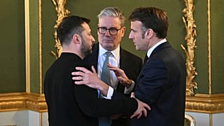 O presidente francês, o primeiro-ministro britânico e o presidente ucraniano na cimeira de Londres sobre a Ucrânia