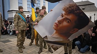 Żołnierze niosą portret ochotnika Wołodymyra Rakowa, 30-letniego tancerza i choreografa, który zginął podczas wojny rosyjsko-ukraińskiej.