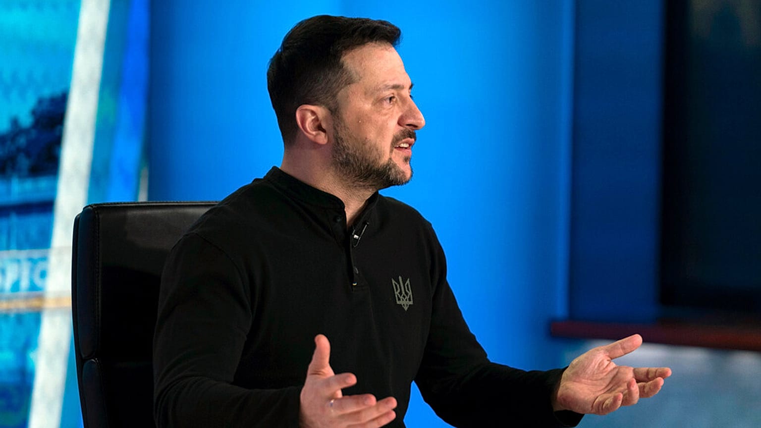 الرئيس الأوكراني فولوديمير زيلينسكي يتحدث خلال مقابلة مع بريت باير خلال تسجيل برنامج "تقرير خاص مع بريت باير" على قناة فوكس نيوز في واشنطن، الجمعة.