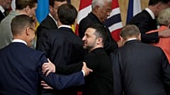 Der ukrainische Präsident Volodymyr Zelenskyy spricht mit dem finnischen Präsidenten Alexander Stubb während eines Gruppenfotos bei einem Gipfeltreffen zur Ukraine im Lancaster House in London, 2. März 2025