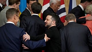 Il presidente ucraino Volodymyr Zelenskyy parla con il presidente finlandese Alexander Stubb durante una foto di gruppo a un vertice sull'Ucraina alla Lancaster House di Londra, il 2 marzo 2025.
