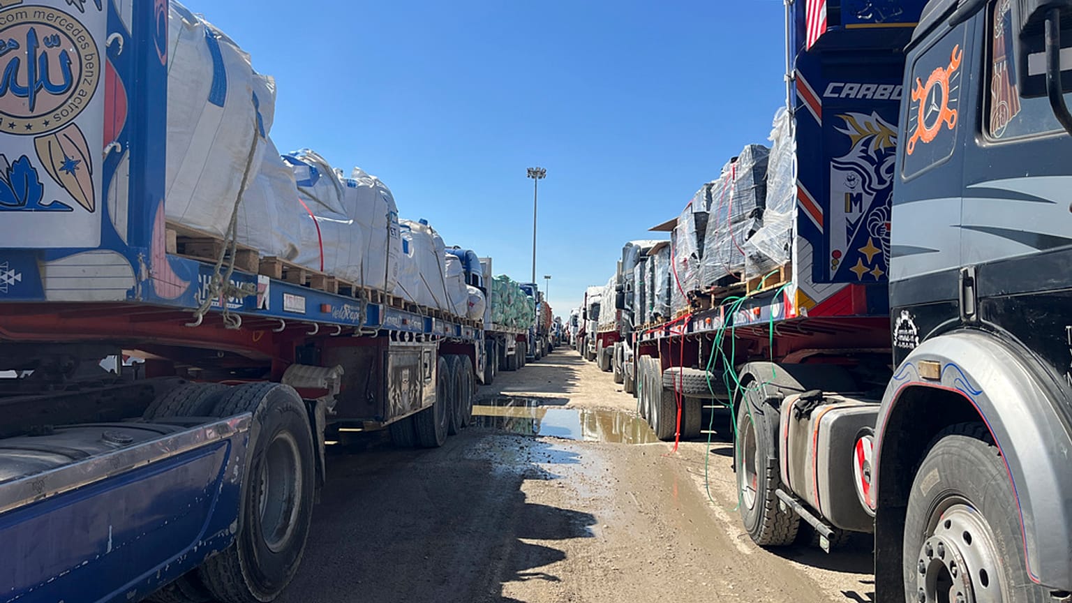 İsrail'in yardım kamyonlarının Gazze'ye girişini engellemesinin ardından kamyonlar Mısır ile Gazze Şeridi arasındaki Refah sınır kapısının Mısır tarafında sıraya girdi, 2 Mart 2025, Pazar