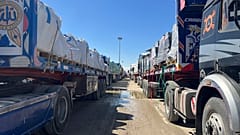 Lastwagen stehen auf der ägyptischen Seite des Grenzübergangs Rafah zwischen Ägypten und dem Gazastreifen, nachdem Israel die Einfahrt von Hilfslieferungen in den Gazastreifen blockiert hat, Sonntag, 2. März 2025