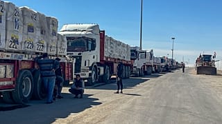شاحنات تصطف على الجانب المصري من معبر رفح الحدودي بين مصر وقطاع غزة يوم الأحد، 2 مارس/آذار 2025