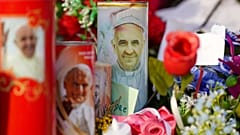 Kerzen und Blumen für Papst Franziskus vor der Poliklinik Agostino Gemelli in Rom, Sonntag, 2. März 2025, wo der Papst seit Freitag im Krankenhaus liegt