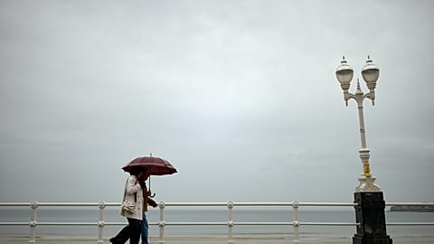 Dos personas pasean junto a la playa de San Lorenzo en Gijón, Asturias, en una foto de archivo de 2023