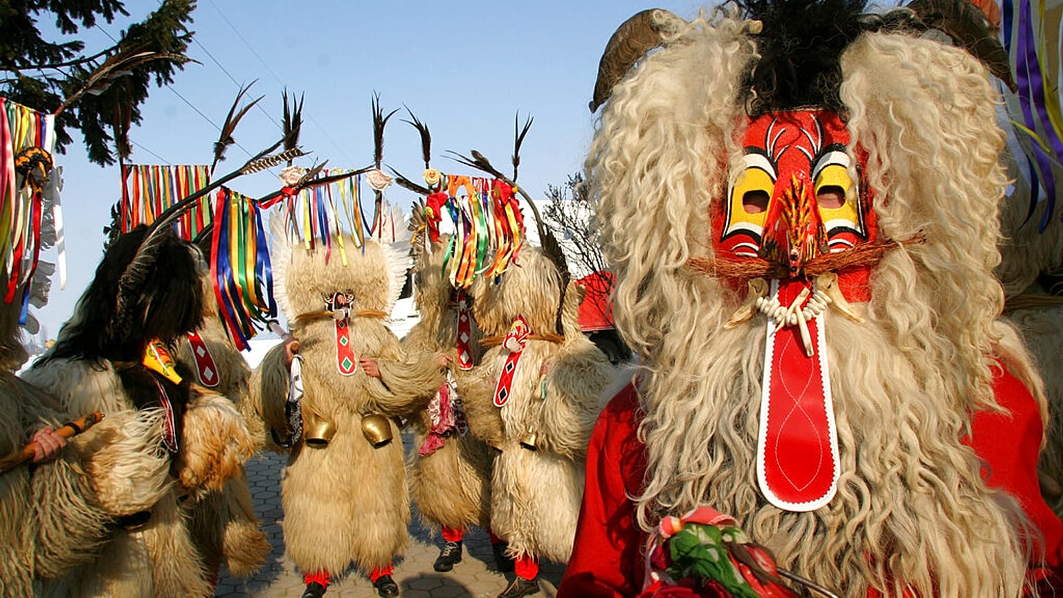 Varias personas muestran las máscaras elegidas para el carnaval