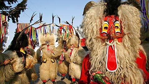 Varias personas muestran las máscaras elegidas para el carnaval