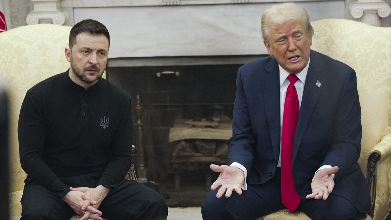 Başkan Donald Trump (sağda), Ukrayna Cumhurbaşkanı Volodimir Zelenskiy ile Beyaz Saray'daki Oval Ofis'te bir araya geliyor, 28 Şubat 2025