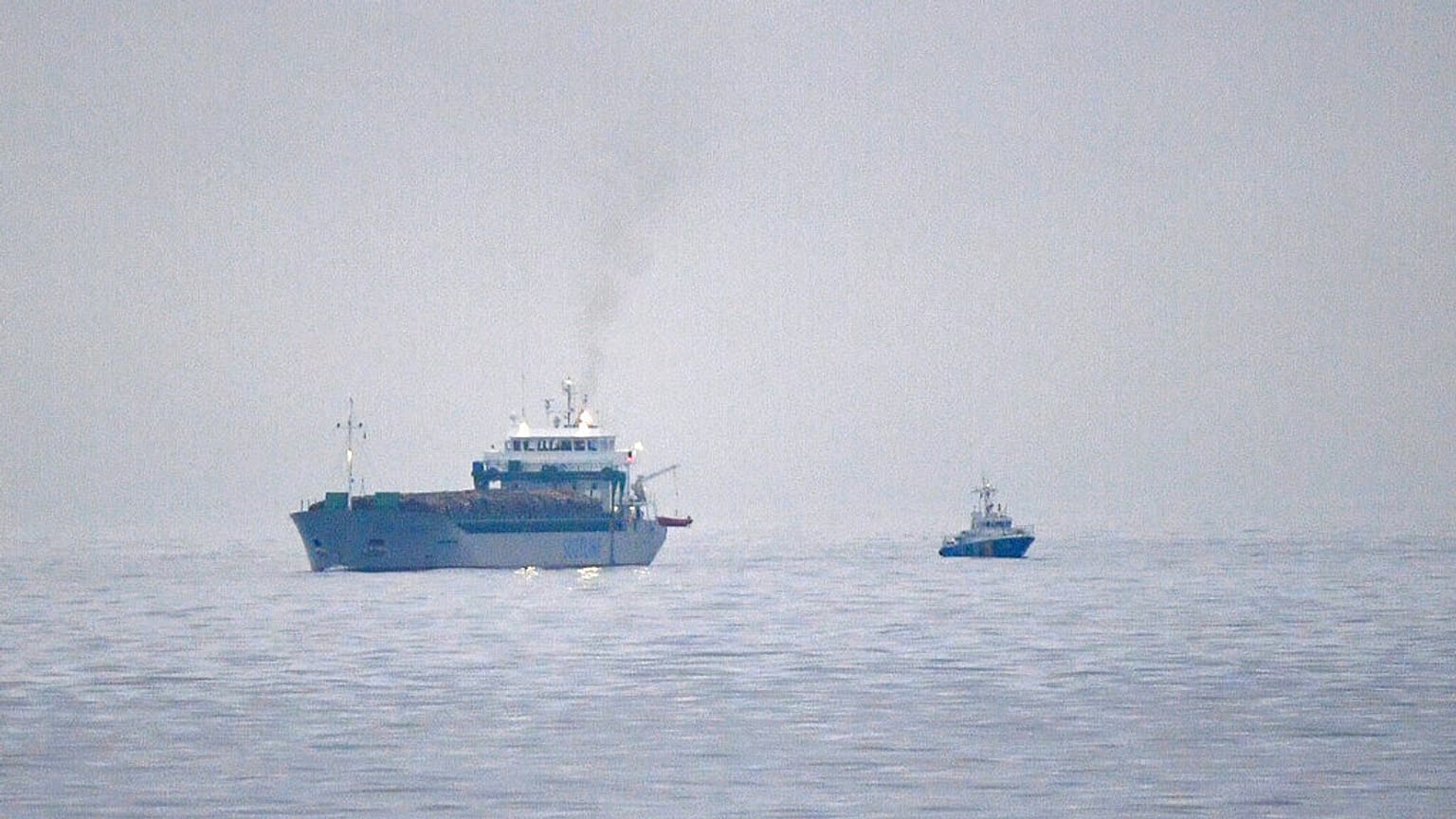 O cargueiro britânico Scot Carrier é visto à esquerda depois de ter colidido com um cargueiro dinamarquês Karin Hoej, no Mar Báltico, entre Ystad e Bornholm, na madrugada de segunda-feira.