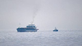 Британское грузовое судно Scot Carrier (слева) после столкновения с датским грузовым судном Karin Hoej в Балтийском море между городами Истад и Борнхольм рано утром в понедельник.