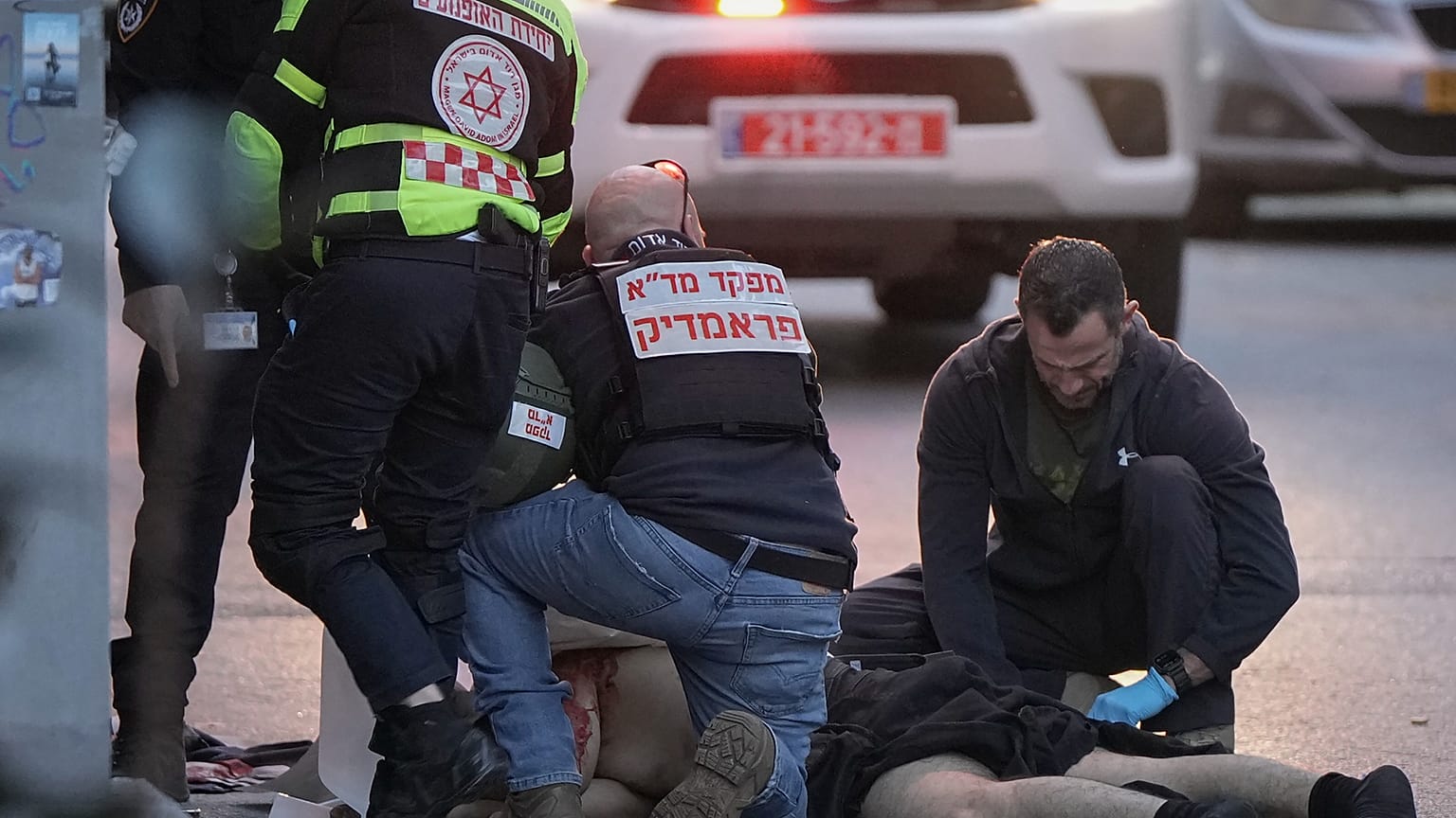 Halálos áldozata és több sebesültje van az izraeli késes támadásnak