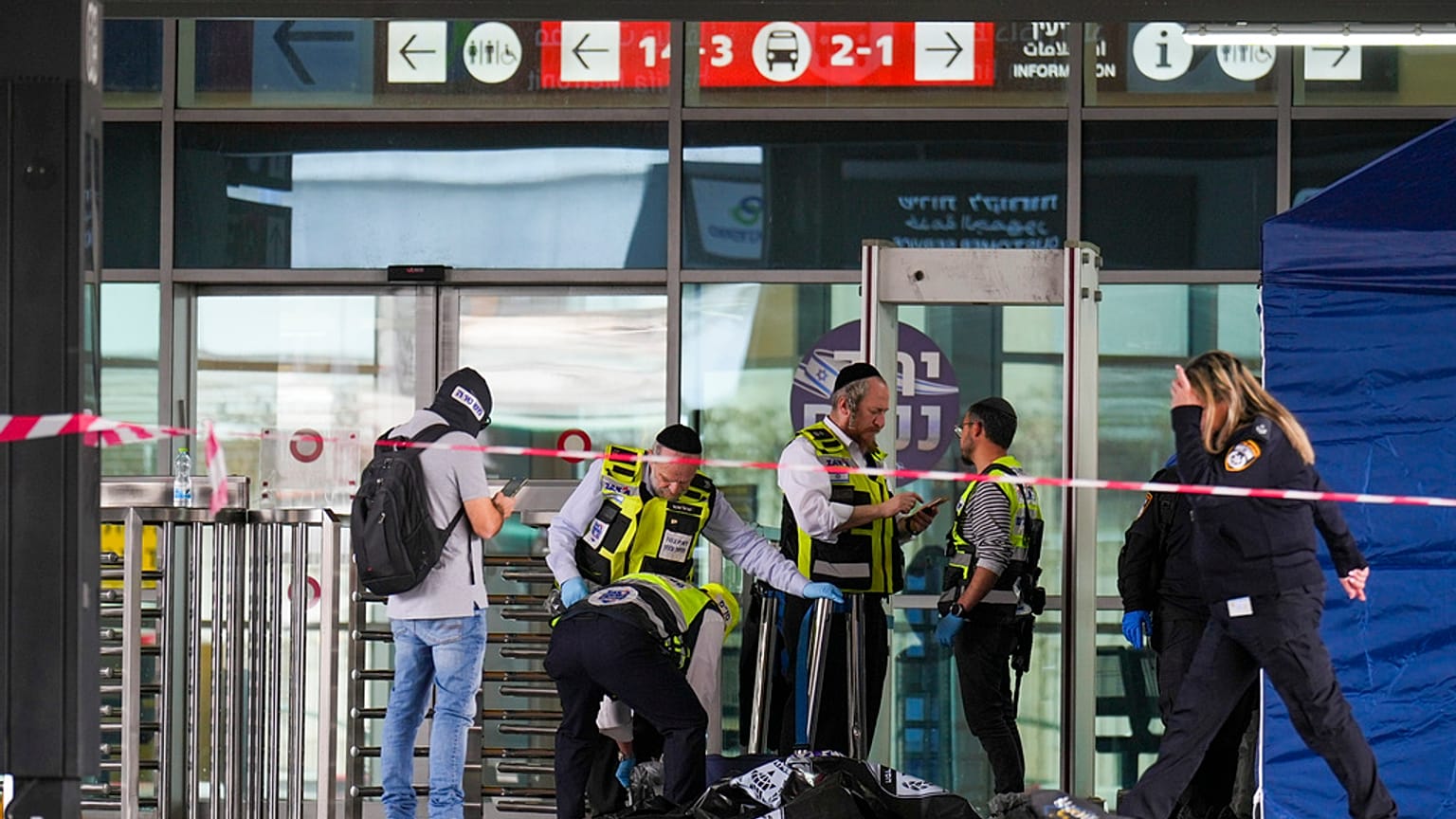 قوات الإنقاذ وقوات الأمن الإسرائيلية تفحص مكان هجوم الطعن في حيفا، إسرائيل، يوم الإثنين 30 مارس/آذار 2025، 