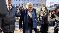 O ex-presidente da FIFA, Sepp Blatter, ao centro, chega ao tribunal especial de recurso em Muttenz, na Suíça, para o seu novo julgamento por fraude, falsificação e apropriação indevida, a 3 de março de 2025.