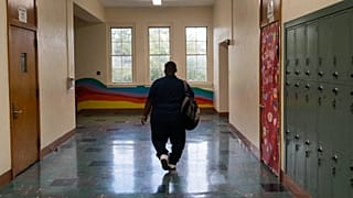 Um adolescente que foi submetido a uma cirurgia bariátrica em 2022 caminha pelo corredor da sua escola nos EUA em março de 2023.