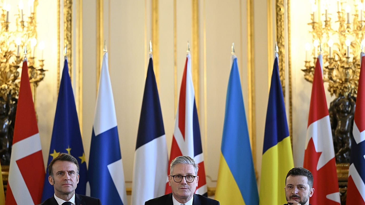 Le président français, le Premier ministre britannique et le président ukrainien (de gauche à droite) lors du sommet à Londres sur l'Ukraine