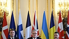 Ο Γάλλος πρόεδρος, η Βρετανίδα πρωθυπουργός και ο Ουκρανός πρόεδρος (από αριστερά προς τα δεξιά) στη σύνοδο κορυφής του Λονδίνου για την Ουκρανία