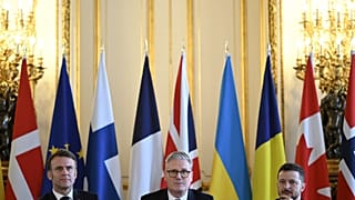 Il presidente francese, il primo ministro britannico e il presidente ucraino (da sinistra a destra) al vertice di Londra sull'Ucraina